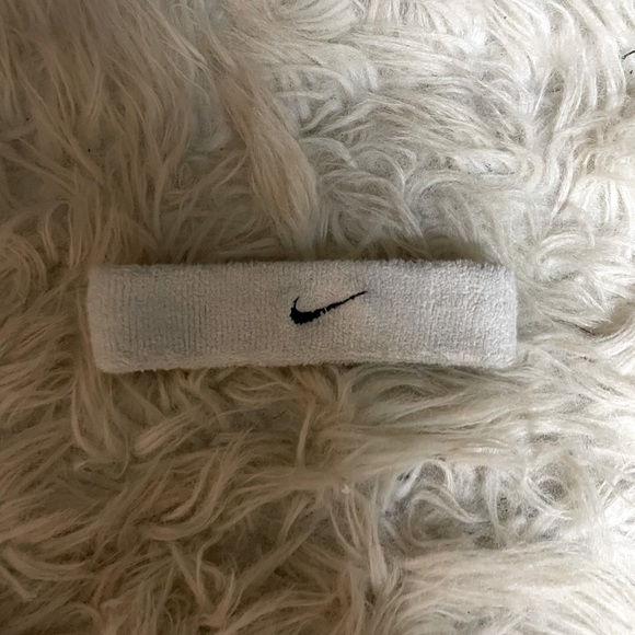 💄2 for 15$💄 Nike Swoosh Headband Worn Once ! Universal Head Size - Picture 2 of 3